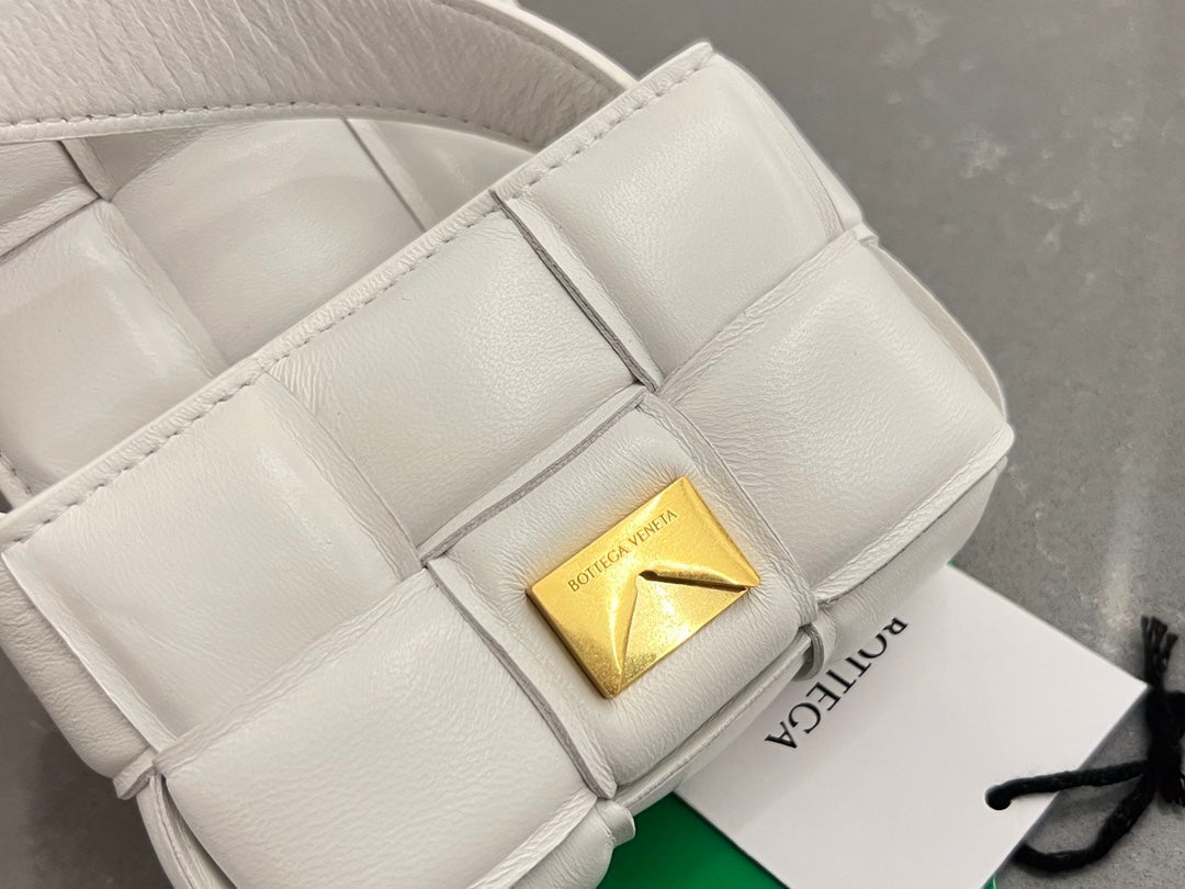 Bottega Veneta Cassette white bag – front view