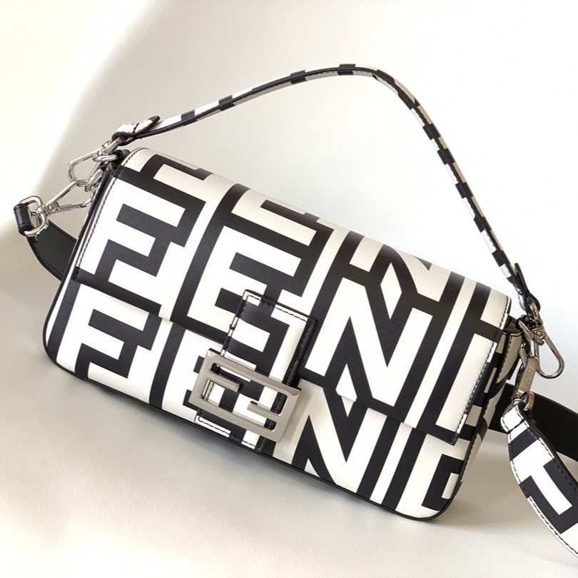 Designer handbag black – front view
