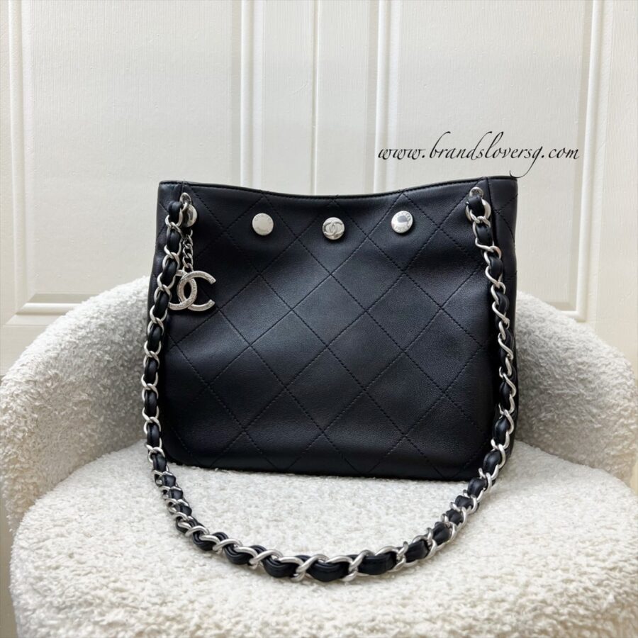 Chanel Tote black bag – front view