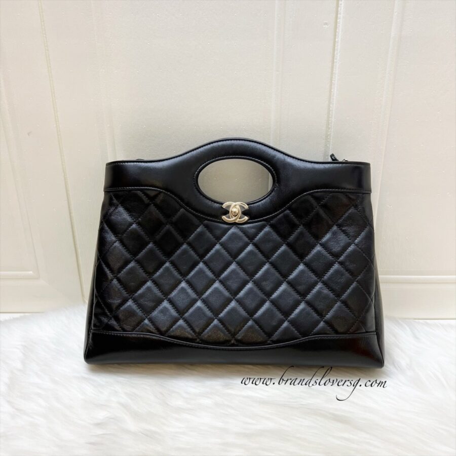 Chanel handbag black – front view