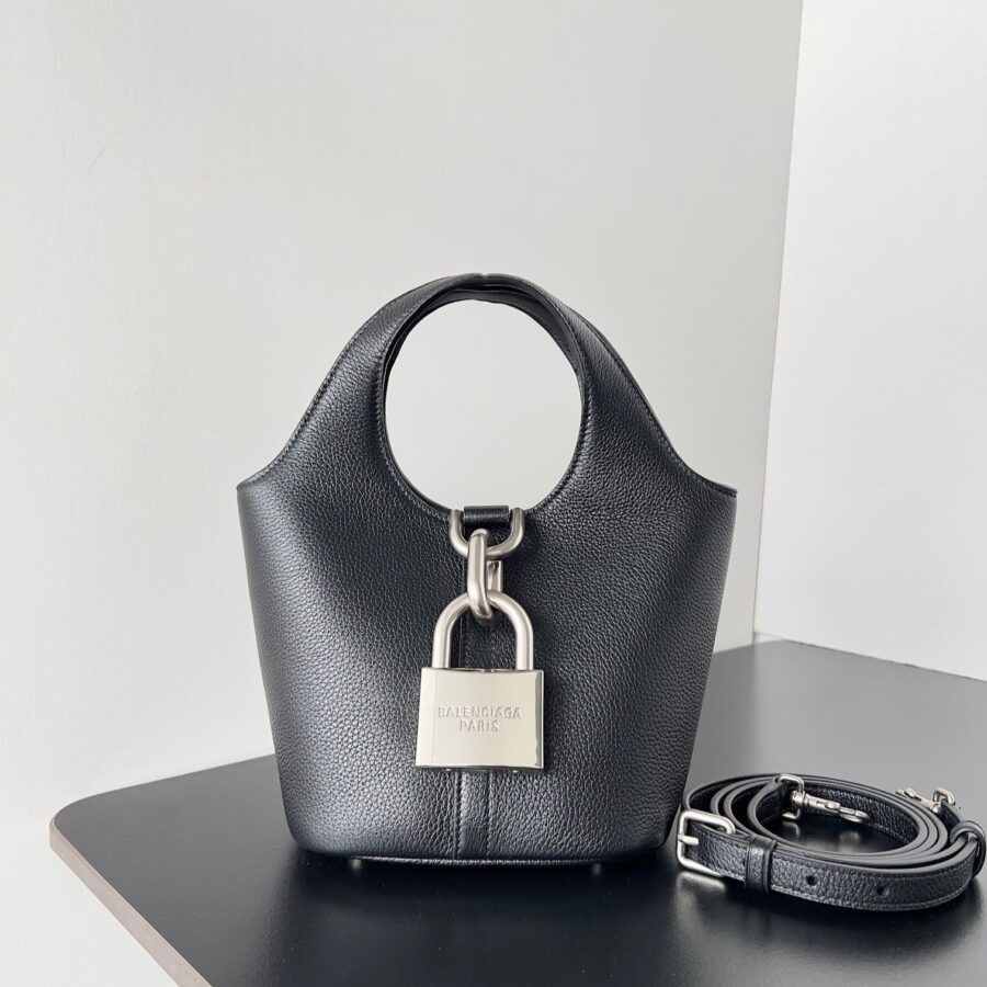 SILVER LOCKER SHOULDER BAG 24 IN BLACK CALFSKIN | Studio Nafay